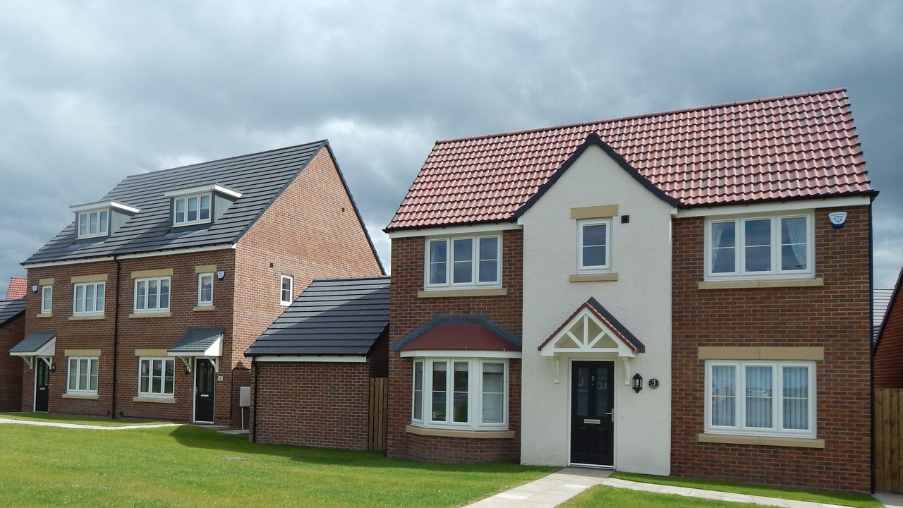 Amethyst Homes photo of new build detatched house next to two semi detatched new builds