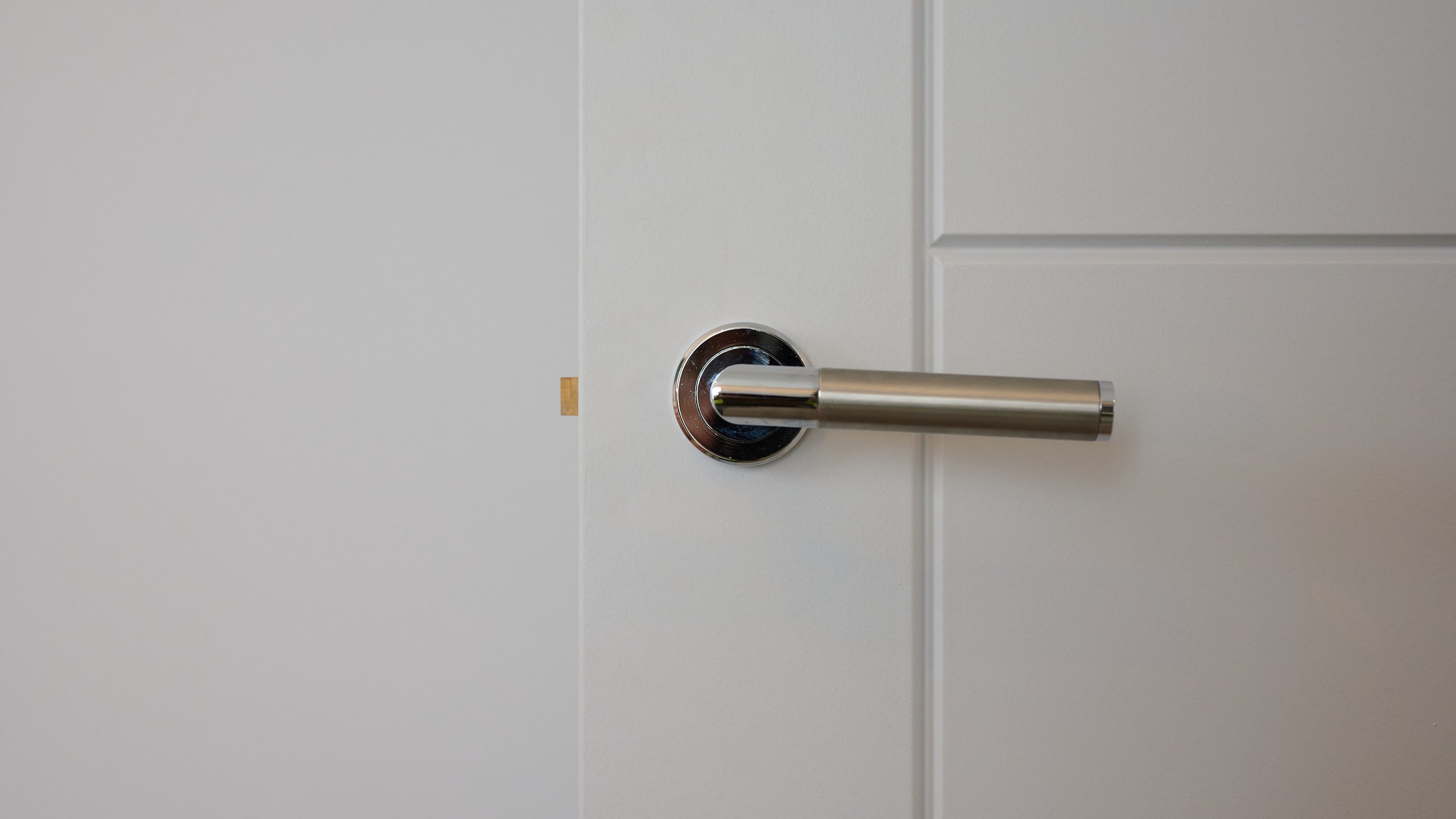 Snagging lists Image of door handle on newly fitted door